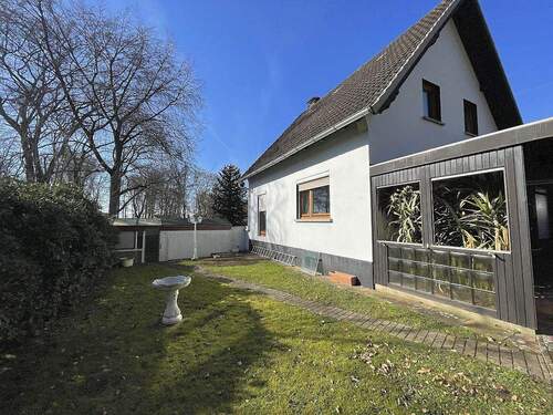 Hausansicht vom Süden - 4 Zimmer Einfamilienhaus zum Kaufen in Porta Westfalica - Hausberge-Hausberge