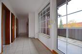Flur - Sonnige 3,5-Zimmer-Wohnung mit Balkon, Bühne und Garagenstellplatz
