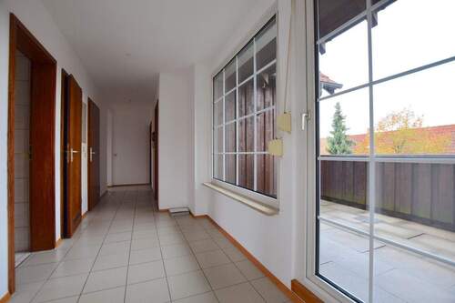 Flur - Sonnige 3,5-Zimmer-Wohnung mit Balkon, Bühne und Garagenstellplatz