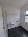 Bad mit Dusche und Fenster - 