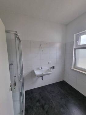 Bad mit Dusche und Fenster - 