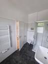 Bad mit Dusche und Fenster - 