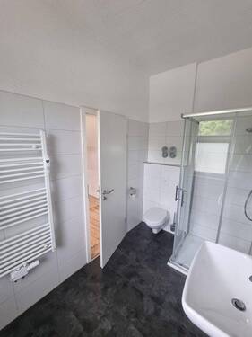 Bad mit Dusche und Fenster - 