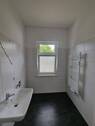 Bad mit Dusche und Fenster - 