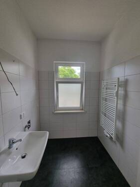 Bad mit Dusche und Fenster - 