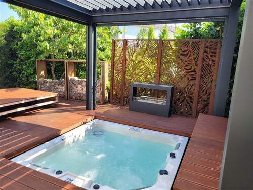 Überdachter Whirlpool - 