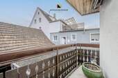 Ein kleiner Balkon ist auch dabei. - 