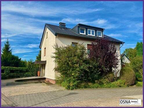 Haus Straßenansicht seitlich - Attraktives saniertes Mehrfamilienhaus in Altenmelle.