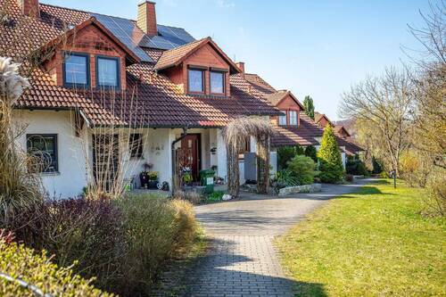 Reihenhäuser - Charmantes Reihenmittelhaus mit Wintergarten, Balkon & Garten in ruhiger Lage von Großheirath