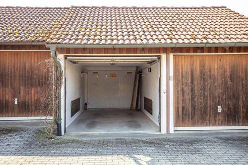 Garage mit Stellplatz - 