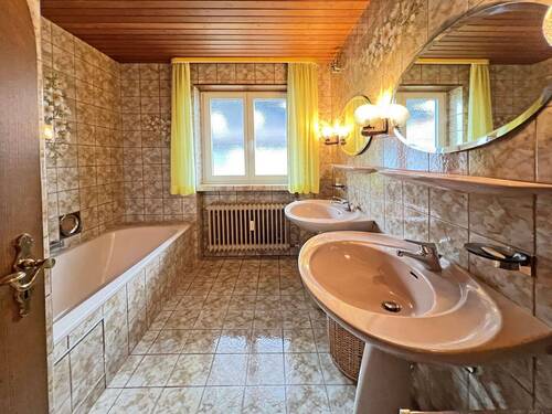 Dusch-und Wannenbad im Erdgeschoss - 