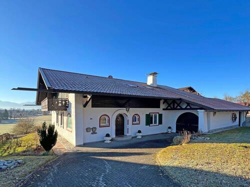 Hauseingang und Zufahrt Garage - 