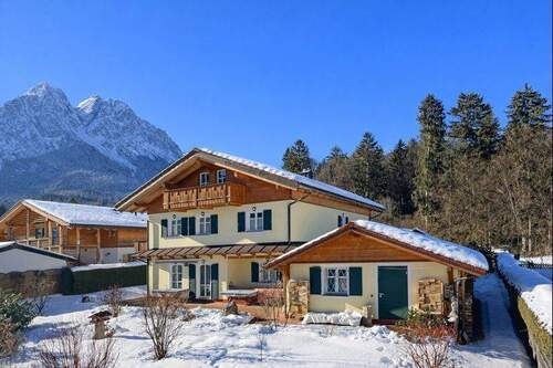 Am Fuße der Zugspitze - Neuwertiges Einfamilienhaus mit Bergpanorama