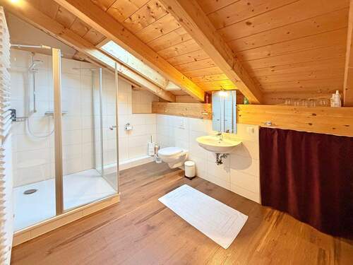 Badezimmer im Dachgeschoss - 