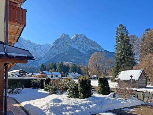 Blick vom Grundstück auf die Zugspitze - 6 Zimmer Einfamilienhaus zum Kaufen in Grainau