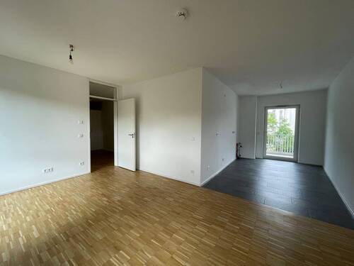 Wohnzimmer - Große 3-Zimmer Wohnung mit zwei Badezimmer und Loggia