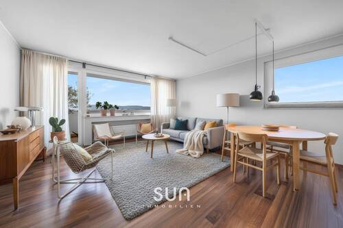 Lichtdurchflutetes Wohnzimmer - IN ESCHERSHEIM THRONEN - helle 3-Zimmer-Wohnung mit Taunusblick, wo jeder Tag friedlich ausklingt