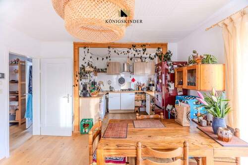 Wohn-/Essbereich mit Blick zur Küche - 4 Zimmer Etagenwohnung in Stuttgart