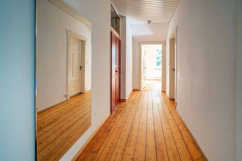Die charmante Einliegerwohnung liegt im OG. - 