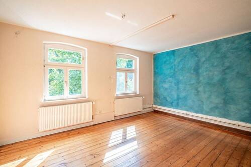 Helles Wohnzimmer mit Holzdielen - 