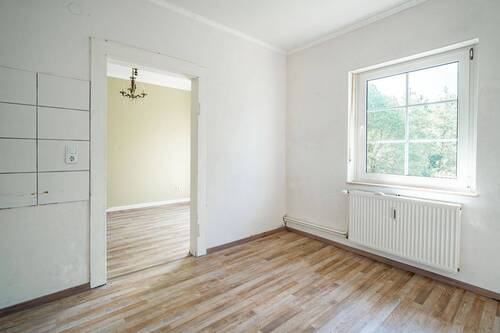 Die Küche liegt direkt neben dem Esszimmer. - 