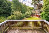 Vom Balkon aus schaut man in den Garten. - 