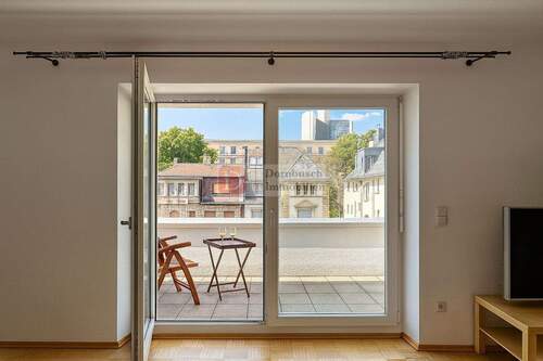 Aussicht auf den Westbalkon - Staging - 2 Zimmer Etagenwohnung in Frankfurt am Main