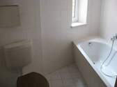 Wannenbad mit Fenster - 3 Zimmer Etagenwohnung in Halle (Saale)