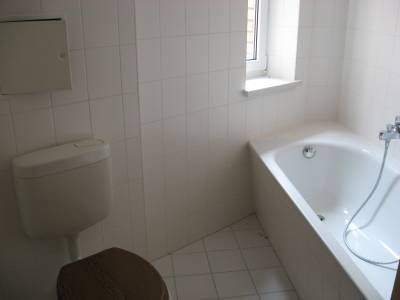 Wannenbad mit Fenster - 3 Zimmer Etagenwohnung in Halle (Saale)