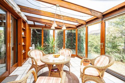 Der Wintergarten grenzt an das Wohnzimmer. - 