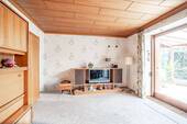Das Wohnzimmer ist nach Südosten ausgerichtet. - 