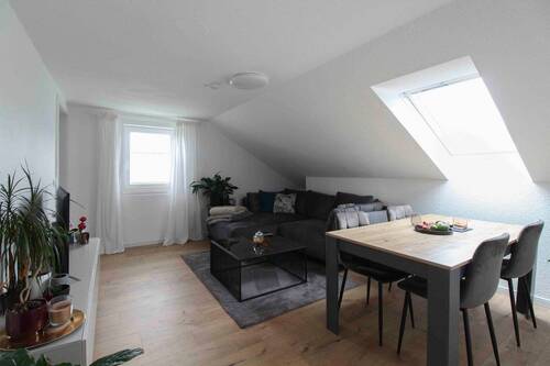 Wohnzimmer Dachgeschosswohnung - 1 Zimmer Mehrfamilienhaus, Wohnhaus in Holle