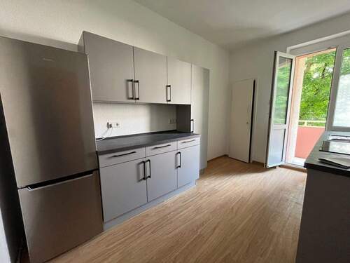 Küche mit Einbauküche - Etagenwohnung mit 70,60 m&sup2; in Zwickau zur Miete