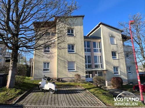 Ansicht vorn mit Stellplatz - 2 Zimmer Etagenwohnung in Auerbach