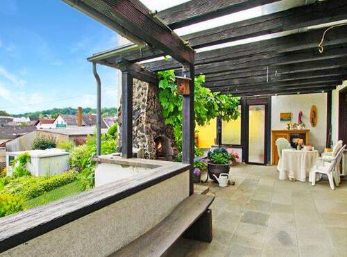 Überdachte Terrasse mit angrenzenden Garten - 