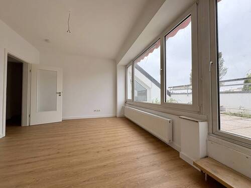Wohnzimmer mit Zugang zum Balkon weitere Ansicht - 