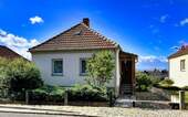 Ansicht vor dem Haus - Kleines Einfamilienhaus mit Entwicklungspotential und Garten