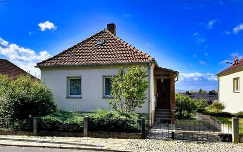 Ansicht vor dem Haus - Kleines Einfamilienhaus mit Entwicklungspotential und Garten