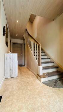 Flur mit Treppenhaus - 4 Zimmer Einfamilienhaus in Bad Münstereifel