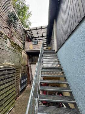 6 Rückseite mit Außentreppe zum OG - ZFH - Hohenecken mitten im Pfälzer Wald und doch in Rufweite zur Pfalzmetropüole und UNI-Stadt KL!