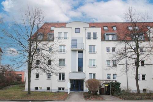 Vorderansicht - Vermietete 2-Zi.-Dachgeschosswohnung mit Tageslichtbad & Tiefgarage in Dresden-Laubegast