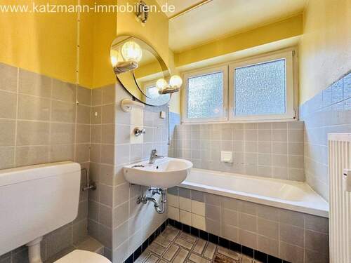 Bad mit Wanne u. Fenster - 