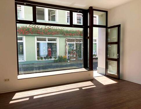 Blick nach draußen - Büro mit 23,70 m&sup2; in Döbeln zur Miete