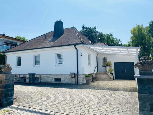 Haus Frontansicht.jpg - Charmantes Einfamilienhaus mit großem Garten in Straubing