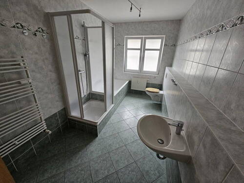 Bad mit Dusche & Badewanne - 