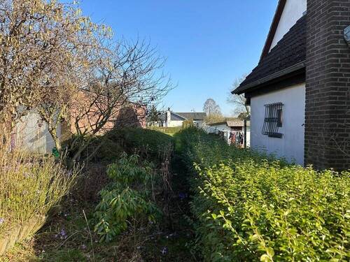 Zuwegung an der Garage vorbei - 