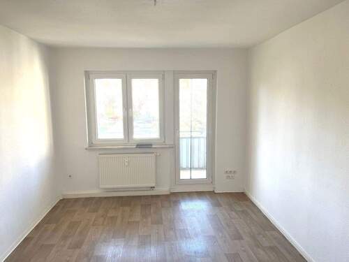 Wohnzimmer mit Balkontür - 2 Zimmer Etagenwohnung zur Miete in Erfurt