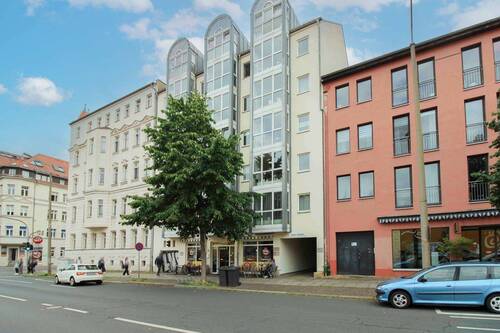 Hausansicht Straßenseite - Zentrumsnah und barrierefrei: Lichtdurchflutetes Apartment mit Fahrstuhl