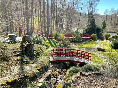 Außenanlage mit Bachlauf - 