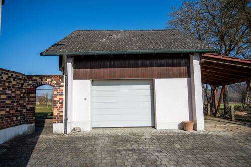 Garage mit elektrischem Sektionaltor - 